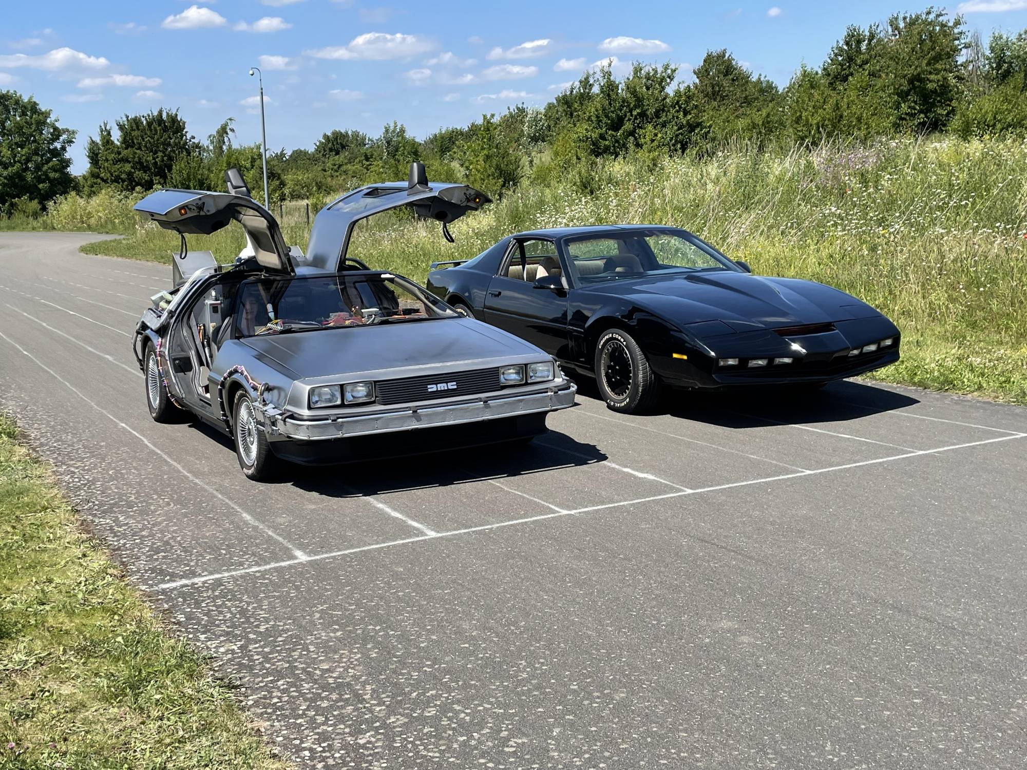 BTTF Car DeLorean Time Machine Vs Knight Rider K.I.T.T For the Scalextric live action video for the new racing set. Back to the Future Vs Knight Rider 